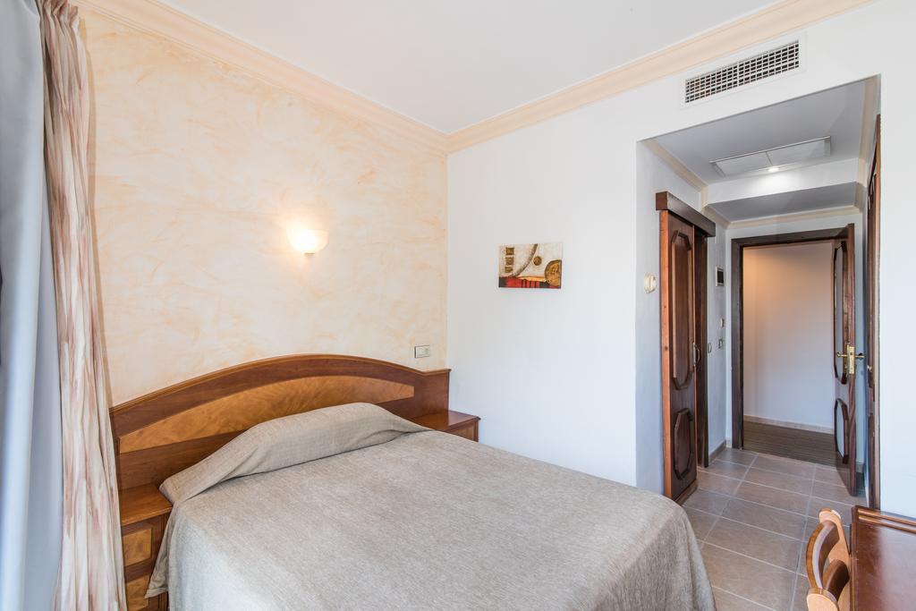 Hotel Baviera 칼라 라트자다 외부 사진